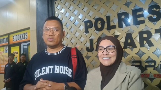 Uya Kuya dan Astrid Kuya ditemui di Polres Jakarta Timur, Rabu (3/9/2025). [FTNews / Raka]